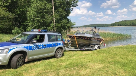 Policjanci wypłynęli na jeziora