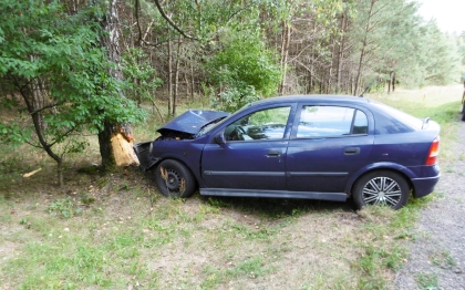 Opel rozbity na drzewie