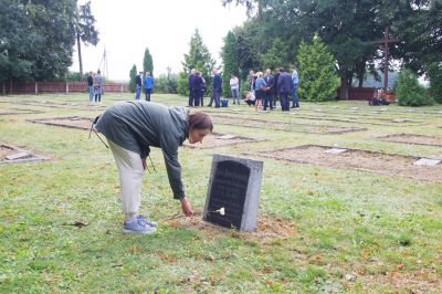 Lekcja historii przy nagrobkach
