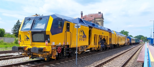 Żółty gigant na stacji