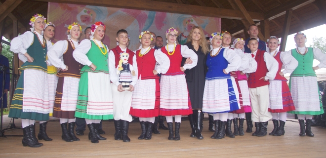 Śpiewy i tańce z różnych stron Polski