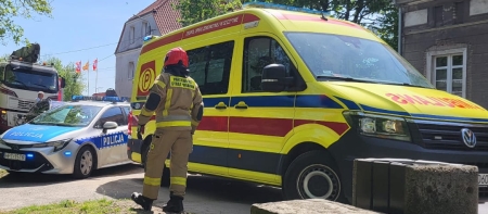 Uderzył w auto przed przejściem