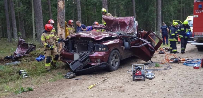 SUV roztrzaskał się na drzewie