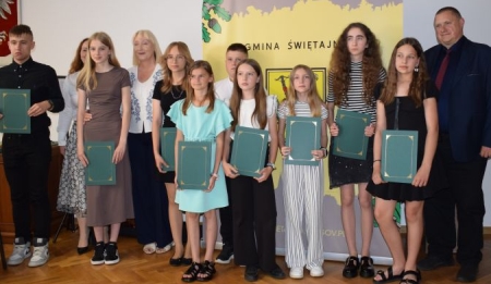 Wójt nagrodziła prymusów