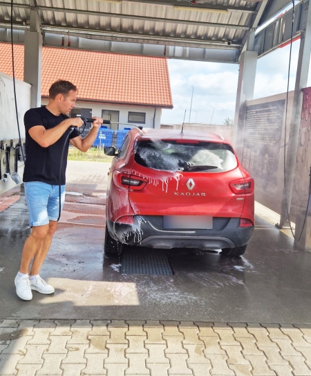 Wypucował auto mieszkance