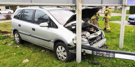Przeciął rondo i uderzył w słup