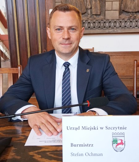 Czy burmistrz dostanie maksymalne pobory?