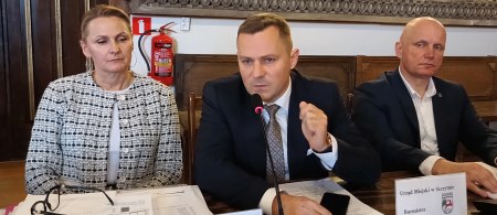 Radni szachują burmistrza