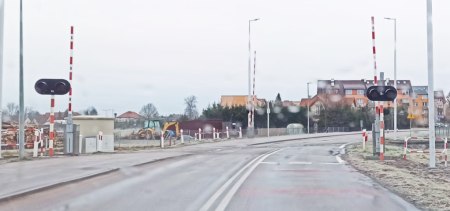 Przejazd ze światłami i rogatkami