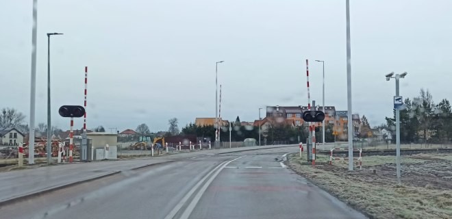 Przejazd ze światłami i rogatkami